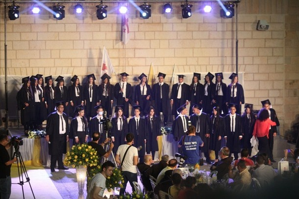  بالصور: مدرسة تراسنطا الثانوية تحتفل بتخريج الفوج الـ45 من طلابها